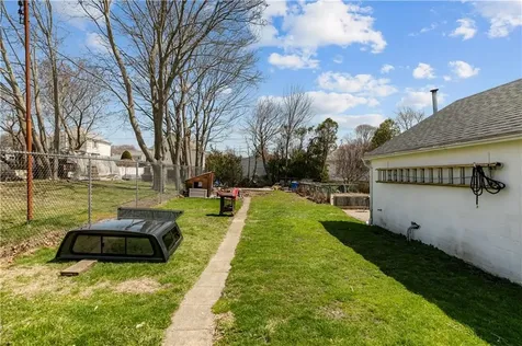 17 Easterbrooks Avenue Bristol RI 02809