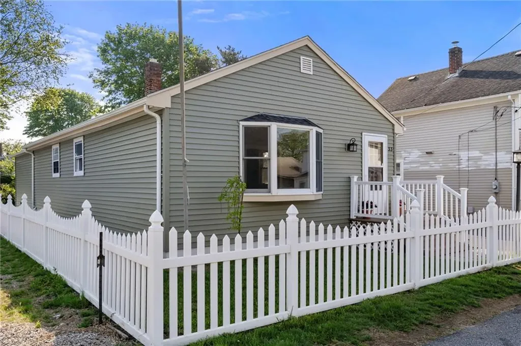 33 Morgan Street Portsmouth RI 02871