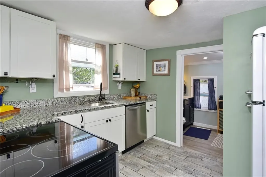 89 Rock Avenue Warwick RI 02889