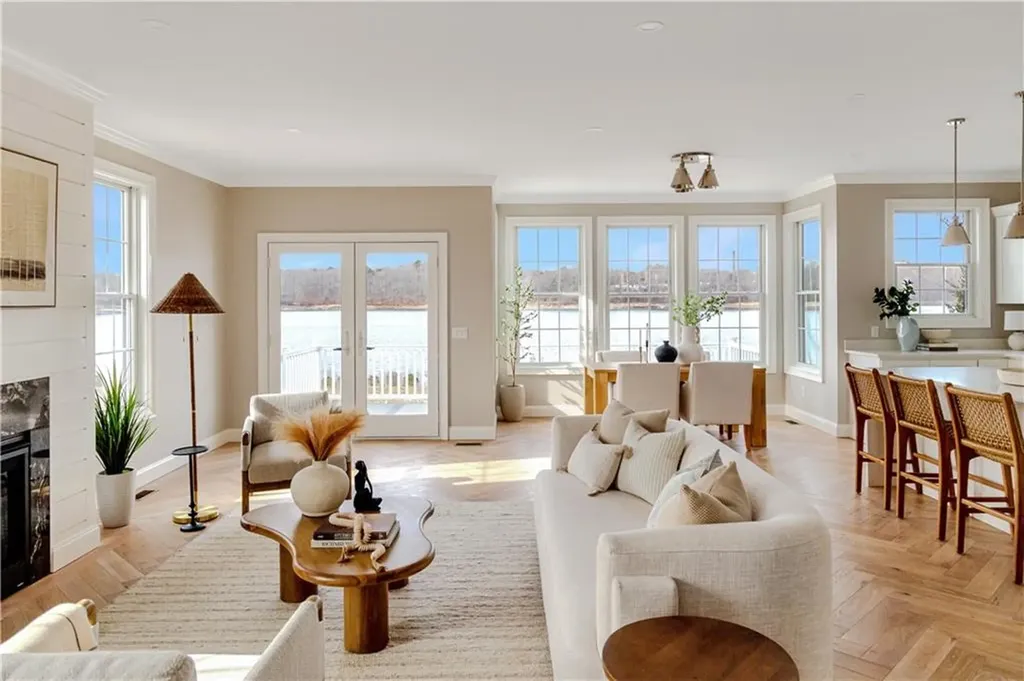 102 East Point Drive East Providence RI 02916