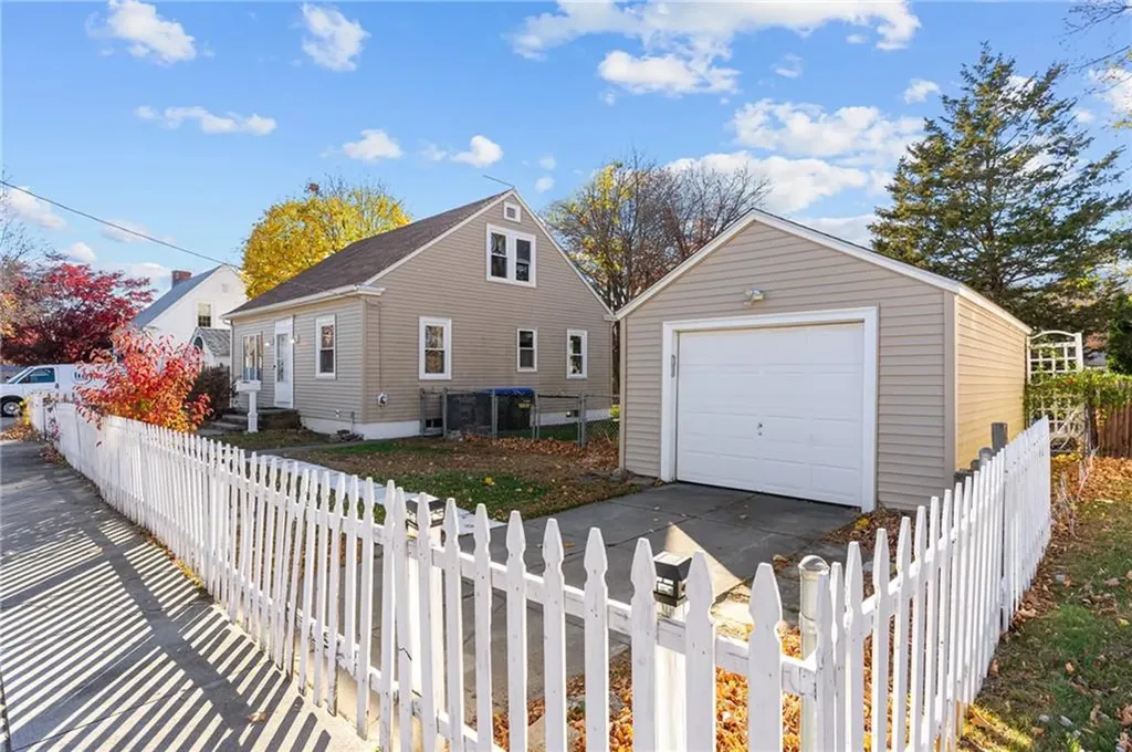 32 Dedham Avenue Providence RI 02909