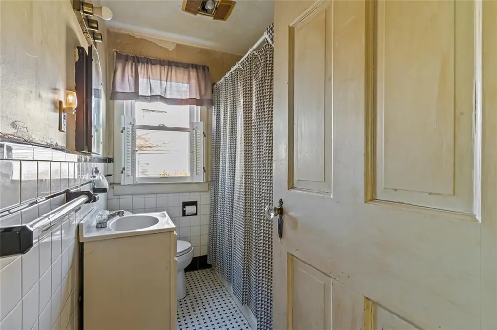 32 Dedham Avenue Providence RI 02909