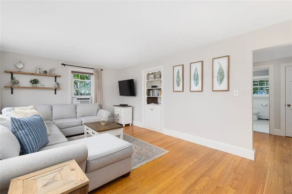 83 Myrtle Avenue Warwick RI 02886