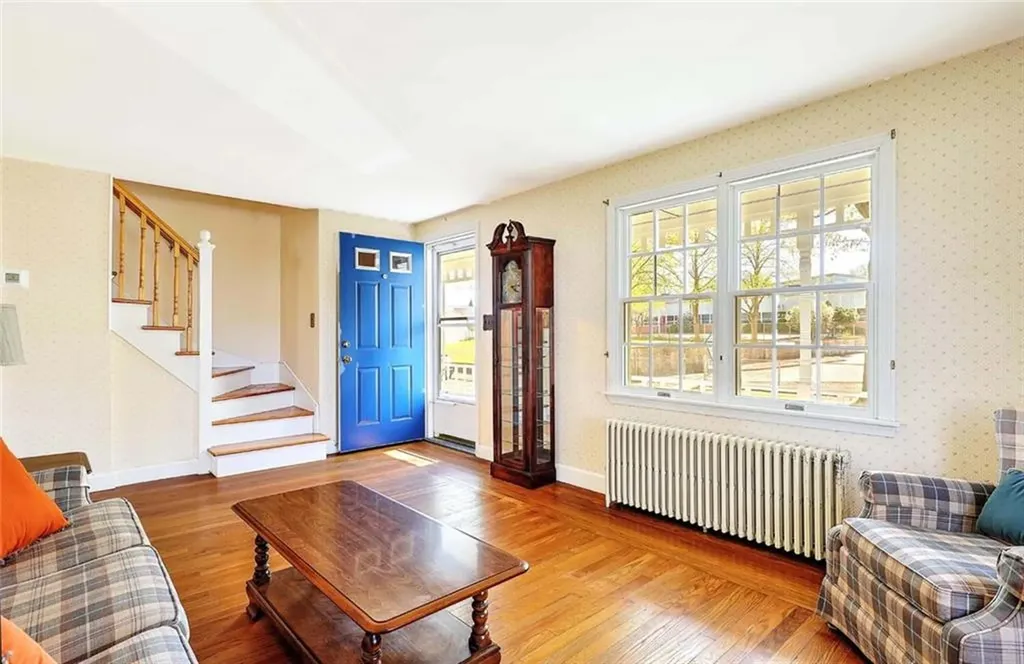 32 Glengrove Avenue Cranston RI 02910