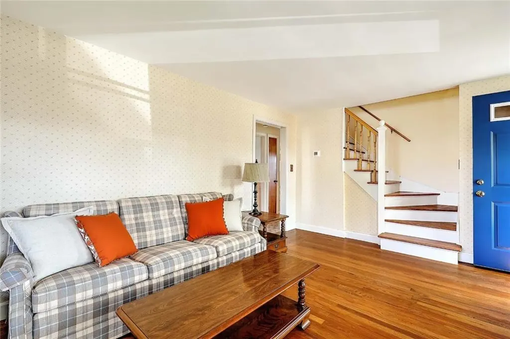 32 Glengrove Avenue Cranston RI 02910