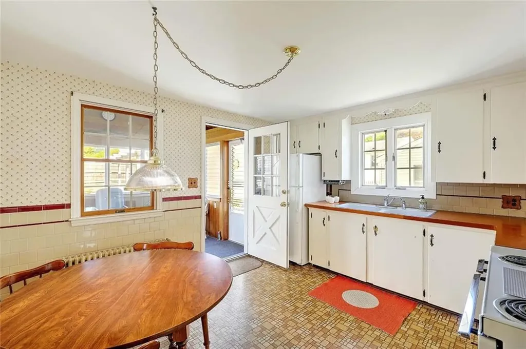32 Glengrove Avenue Cranston RI 02910