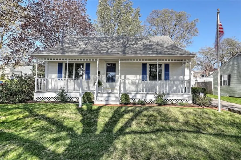 32 Glengrove Avenue Cranston RI 02910