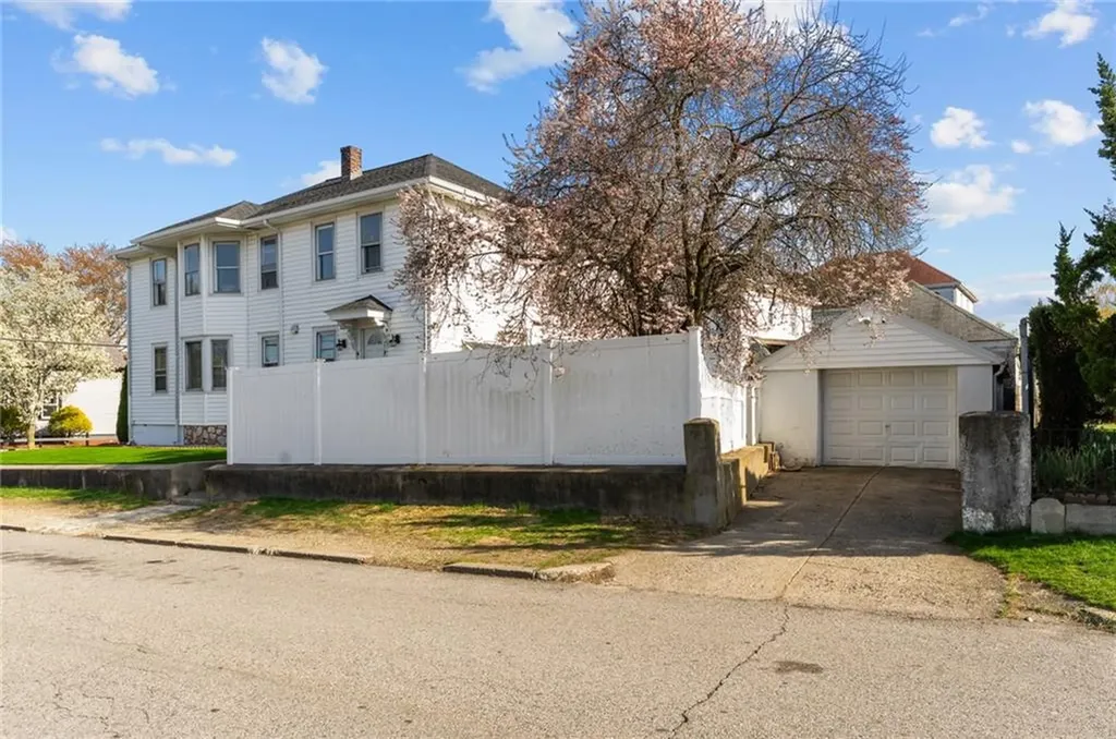 214 Kenyon Avenue Pawtucket RI 02861