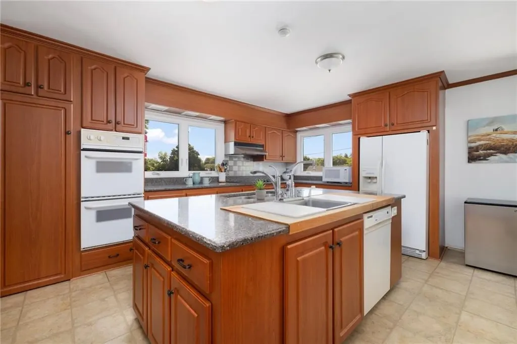 39 Highland Avenue Narragansett RI 02882