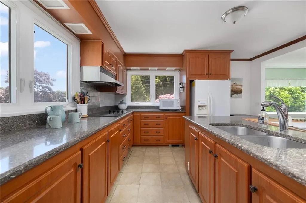 39 Highland Avenue Narragansett RI 02882
