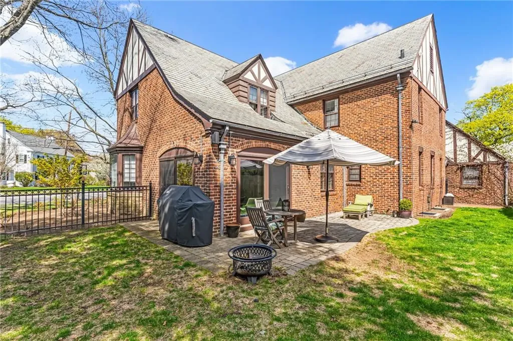 70 Dryden Avenue Pawtucket RI 02860