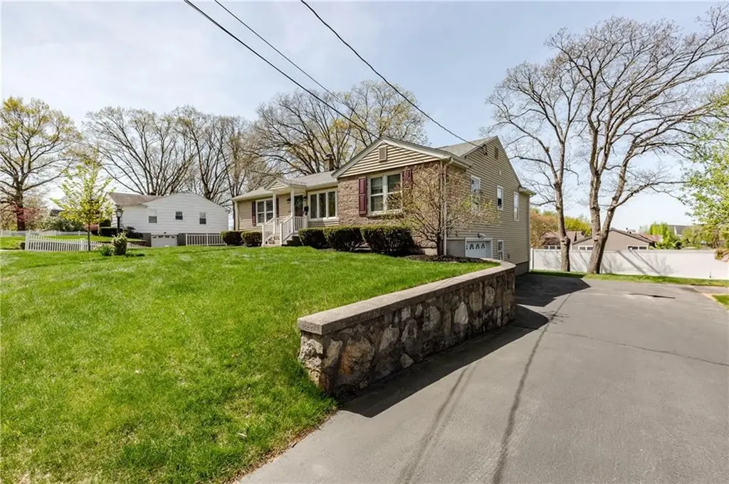 127 Street Agnes Avenue Woonsocket RI 02895