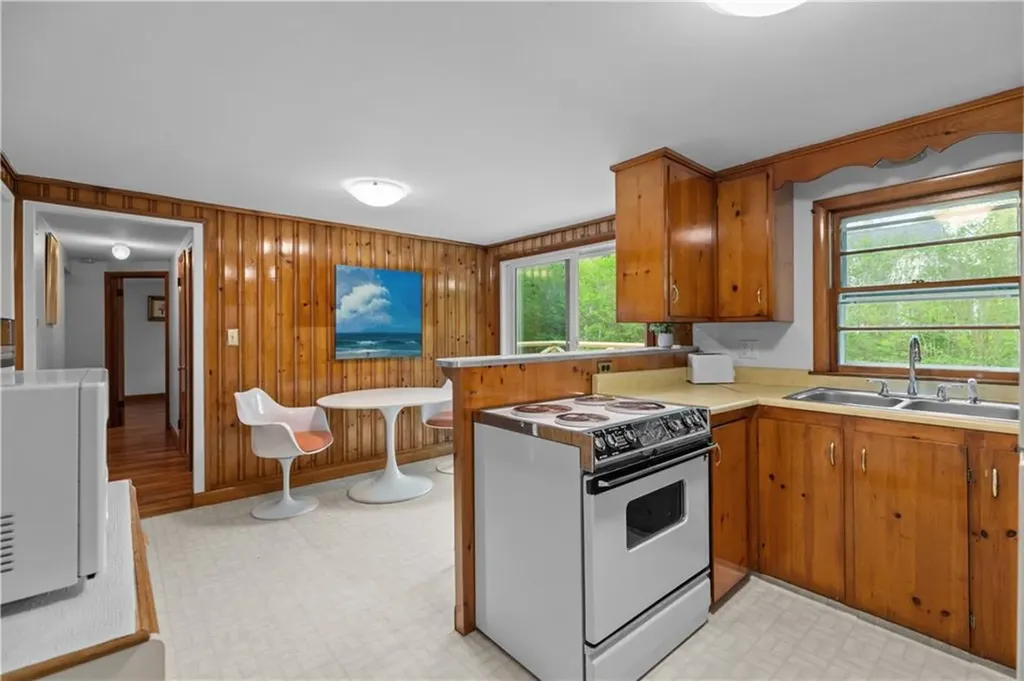 11 Cedar Avenue Middletown RI 02842