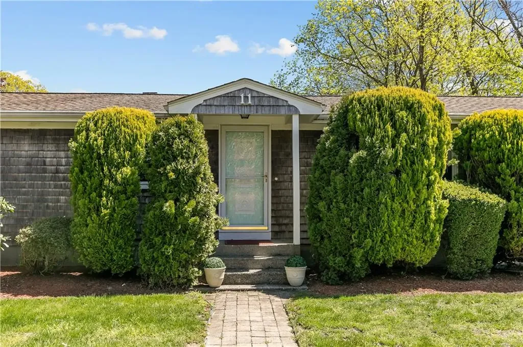11 Cedar Avenue Middletown RI 02842