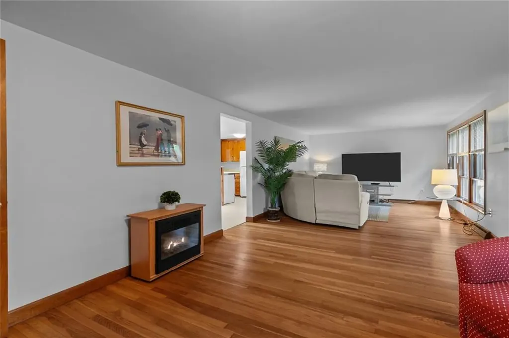 11 Cedar Avenue Middletown RI 02842