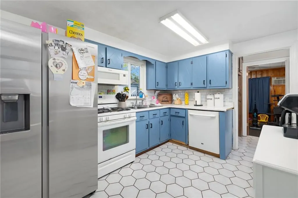39 Meadow Avenue Cranston RI 02920