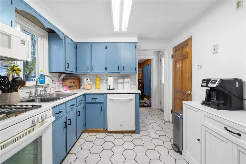 39 Meadow Avenue Cranston RI 02920