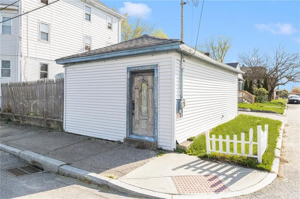 39 Meadow Avenue Cranston RI 02920