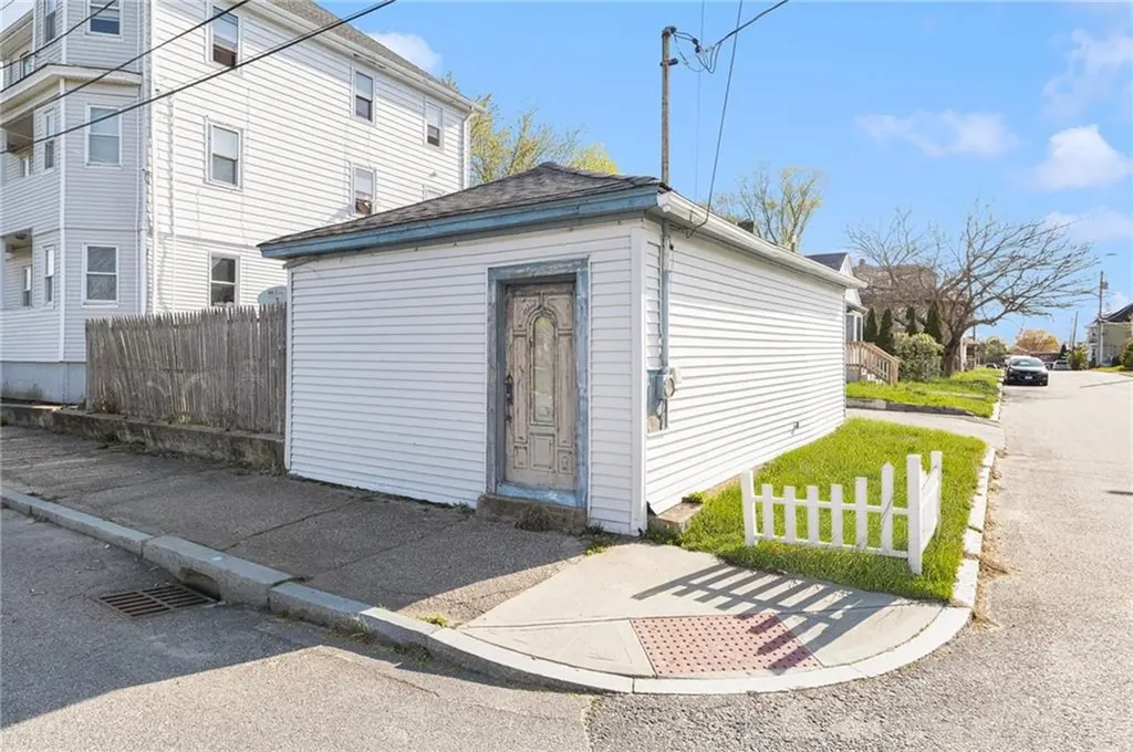 39 Meadow Avenue Cranston RI 02920