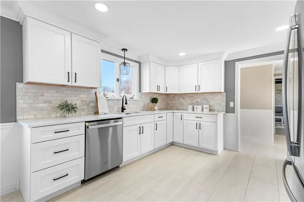 594 Algonquin Drive Warwick RI 02888