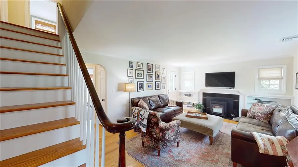 27 Narragansett Avenue Pawtucket RI 02861