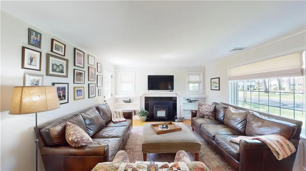 27 Narragansett Avenue Pawtucket RI 02861