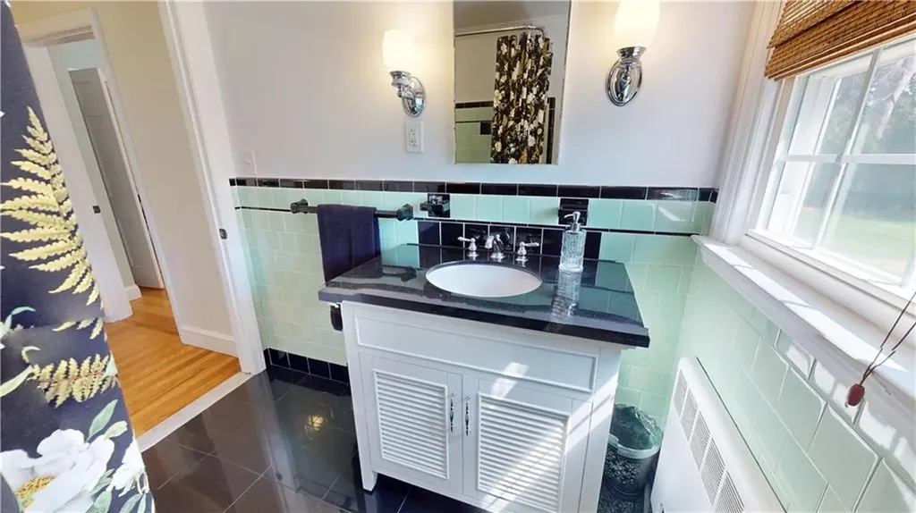 27 Narragansett Avenue Pawtucket RI 02861