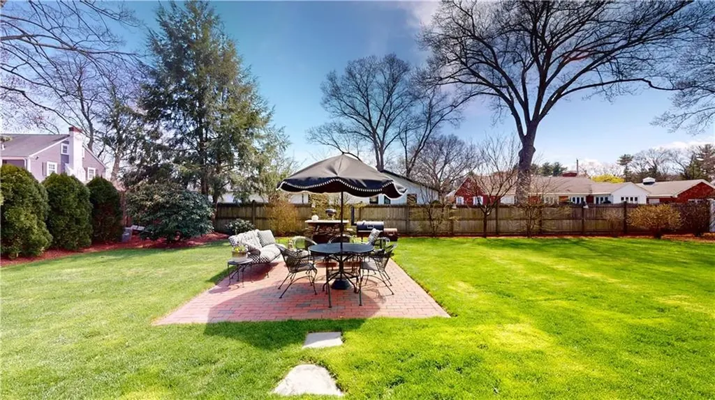 27 Narragansett Avenue Pawtucket RI 02861