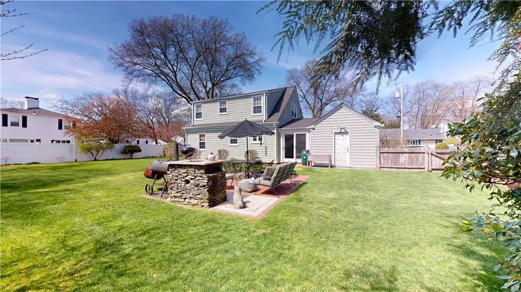 27 Narragansett Avenue Pawtucket RI 02861