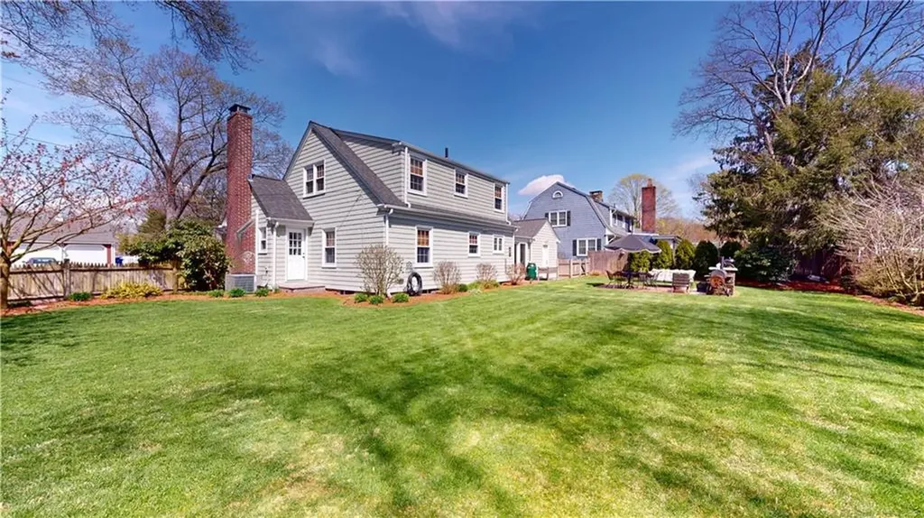 27 Narragansett Avenue Pawtucket RI 02861