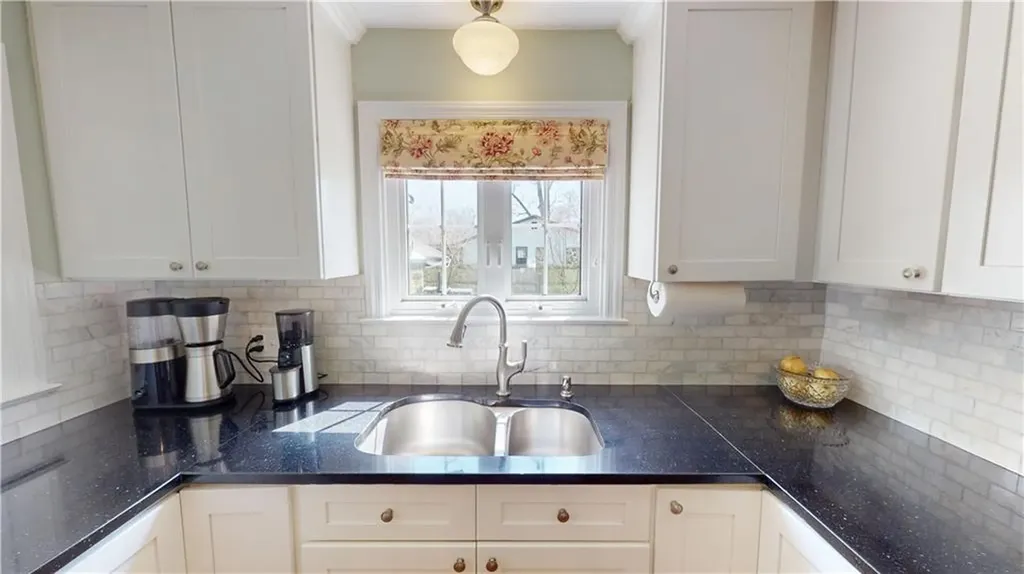 27 Narragansett Avenue Pawtucket RI 02861