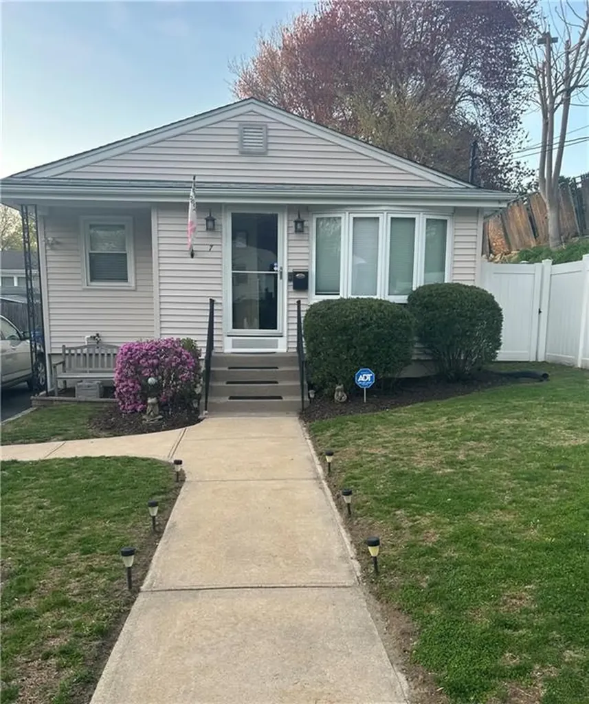 7 Deborah Way Cranston RI 02910