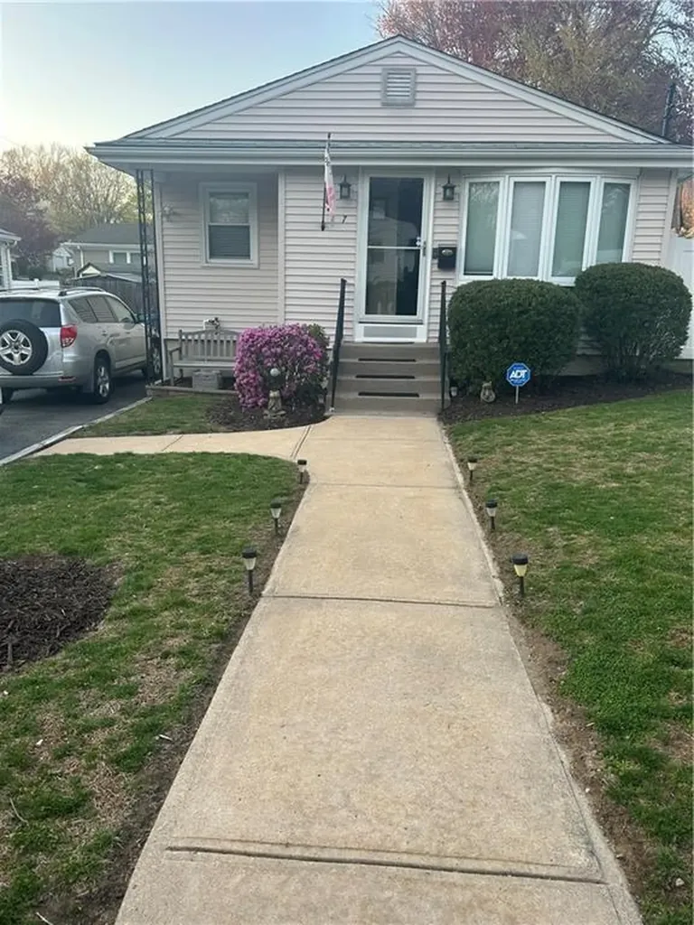 7 Deborah Way Cranston RI 02910