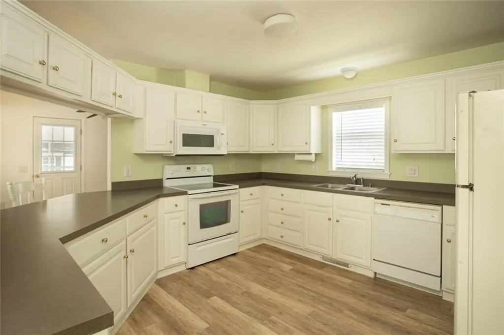 206 E Songbird Lane Tiverton RI 02878