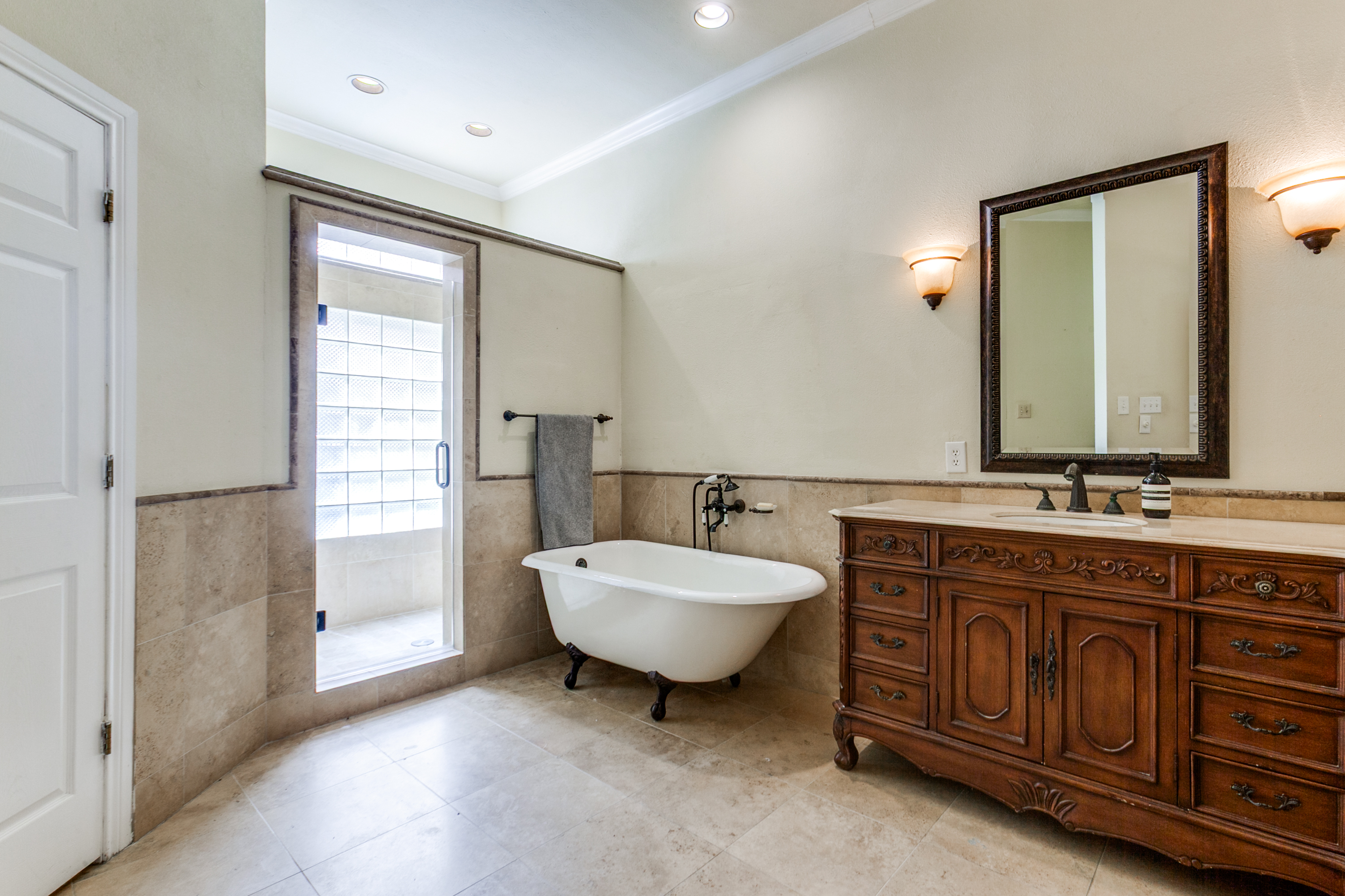 6205 Twin Oaks Circle Dallas TX 75240