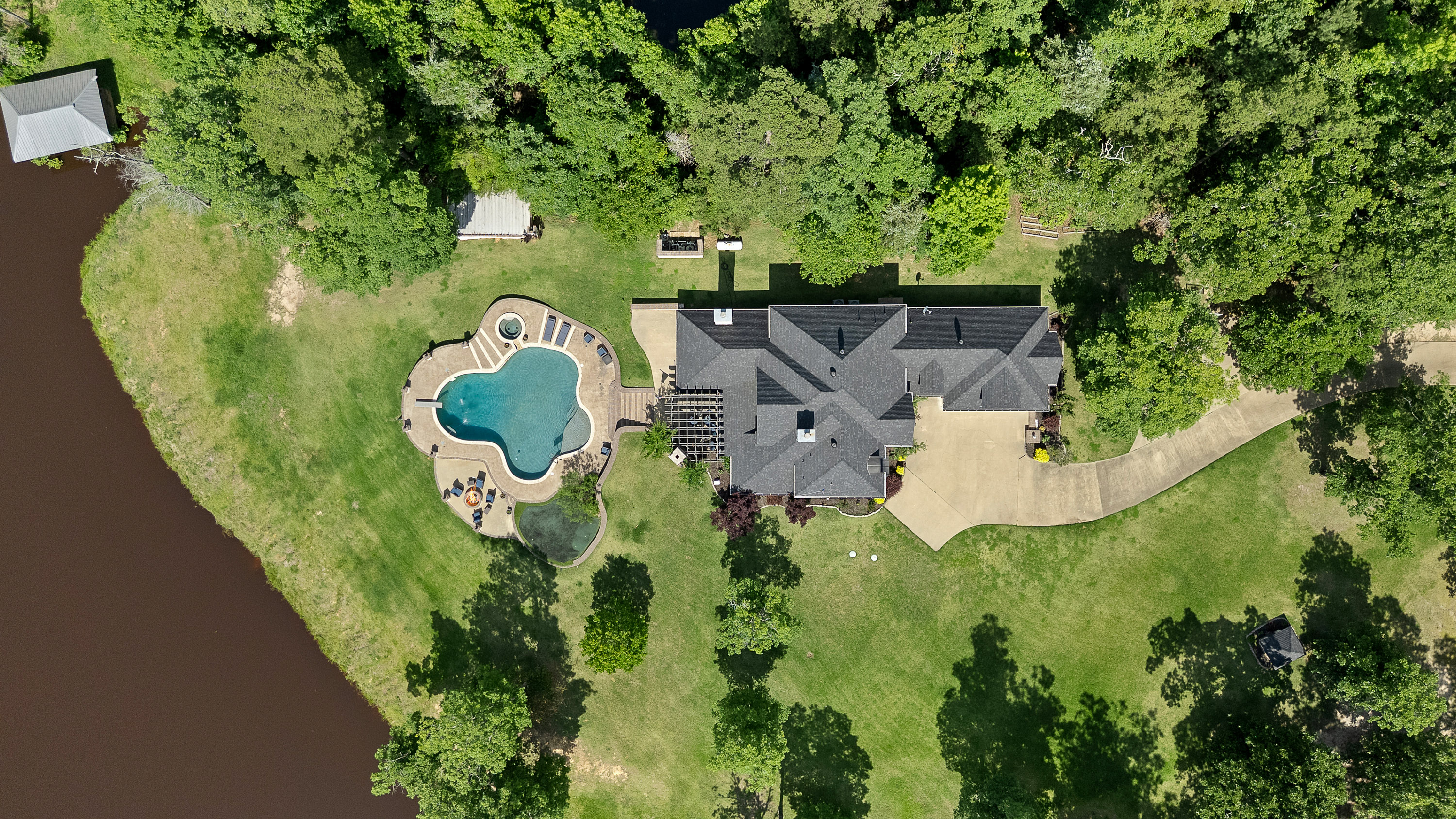 1411 County Road 4120 Atlanta TX 75551