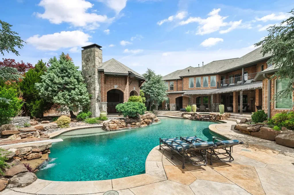 Frisco TX, 2001 Creekridge Drive