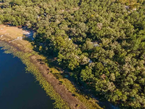 250 W West Lake Drive Hawthorne FL 32640