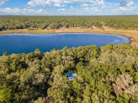 250 W West Lake Drive Hawthorne FL 32640