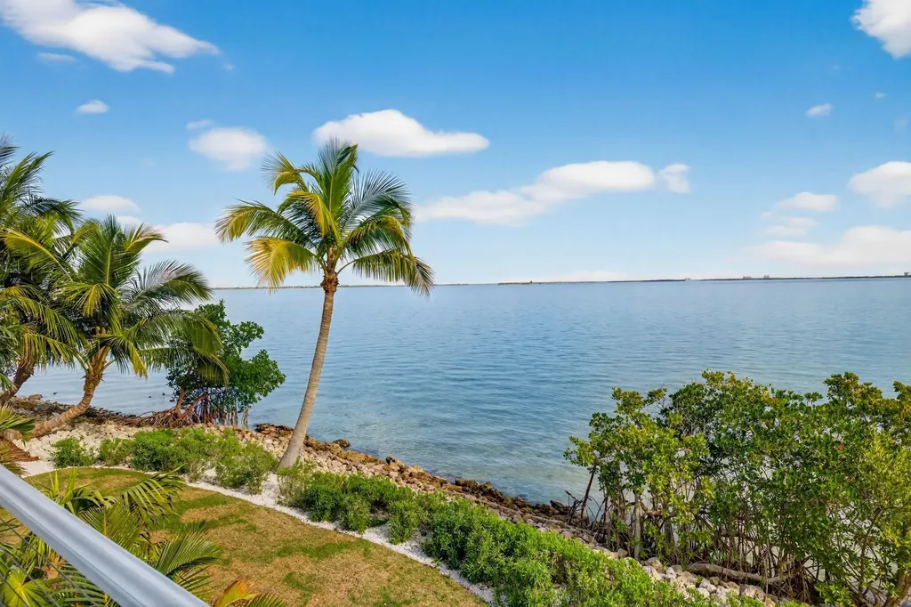 1552 San Carlos Bay Drive Sanibel FL 33957