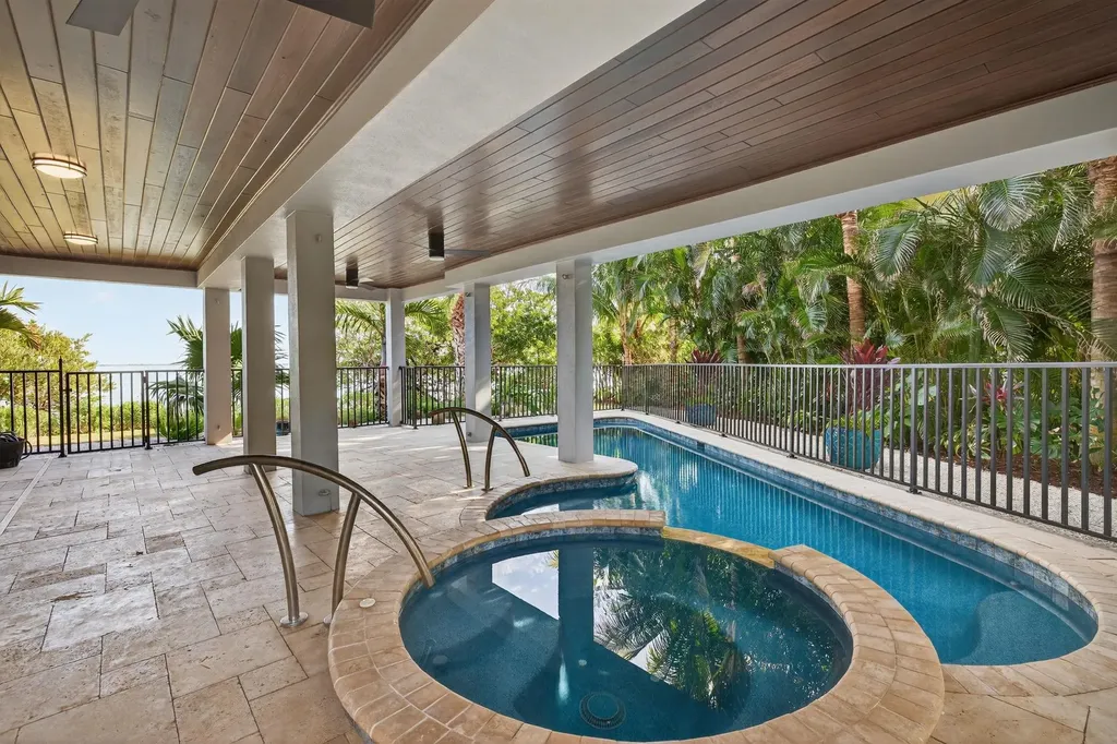 1552 San Carlos Bay Drive Sanibel FL 33957