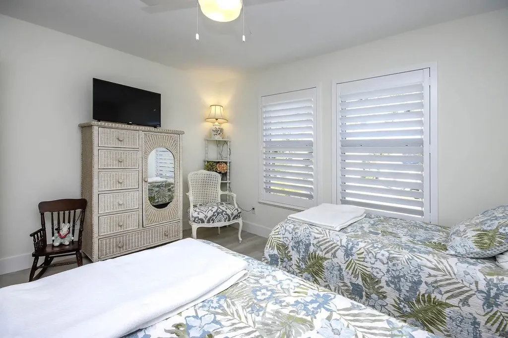 1890 Farm Trail Sanibel FL 33957