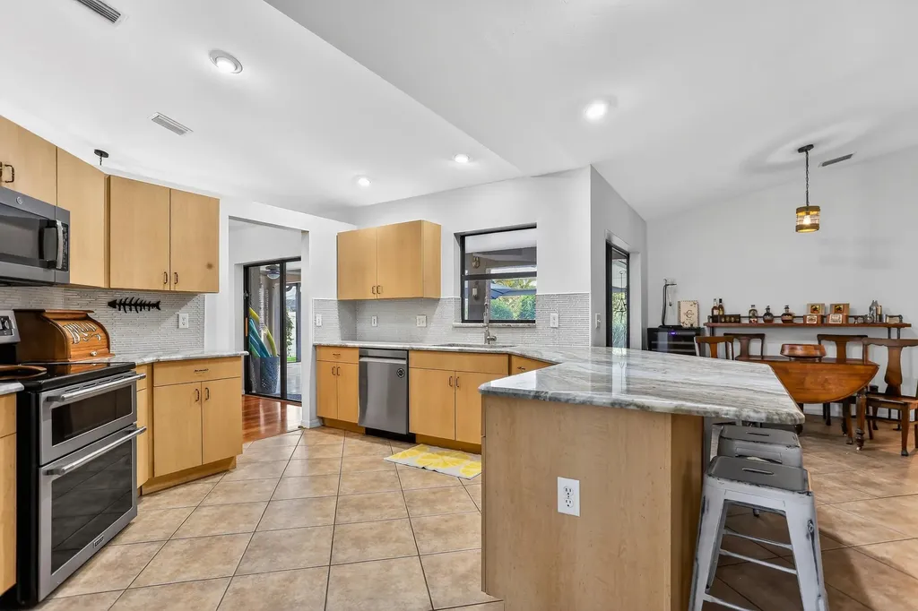 1425 SE 21st Terrace Cape Coral FL 33990