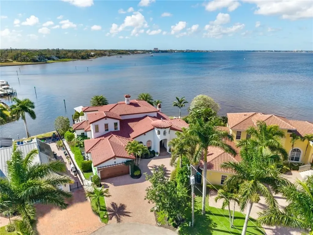 911 Aqua Lane Fort Myers FL 33919