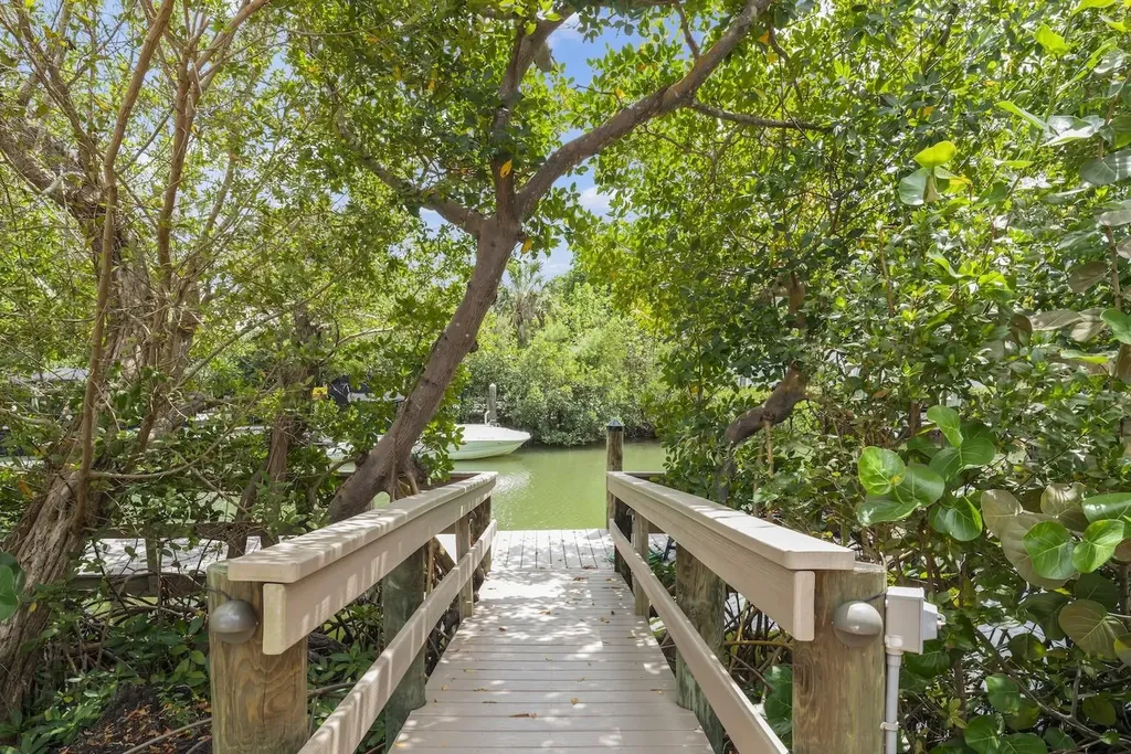 545 Lighthouse Way Sanibel FL 33957