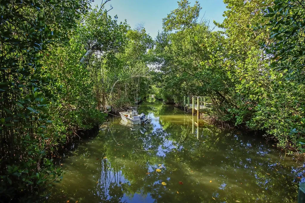 561 Periwinkle Way Sanibel FL 33957