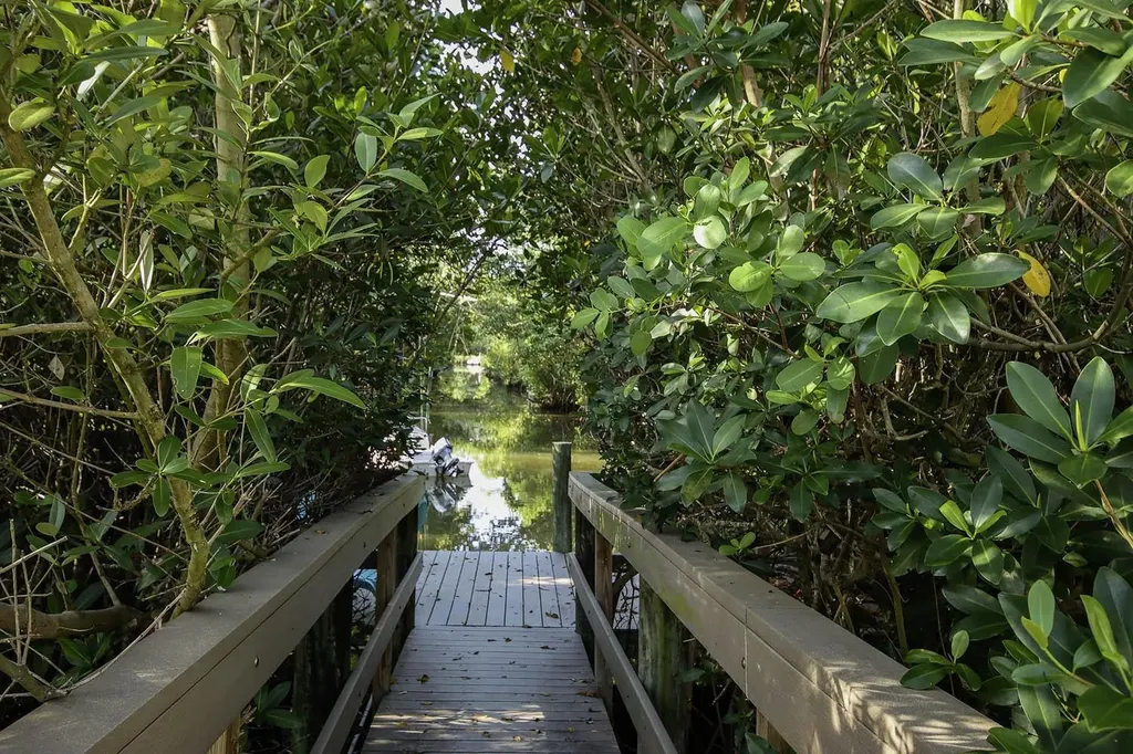 561 Periwinkle Way Sanibel FL 33957