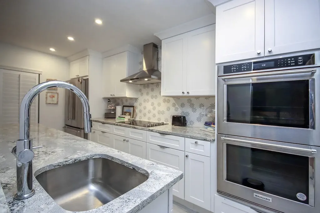 561 Periwinkle Way Sanibel FL 33957