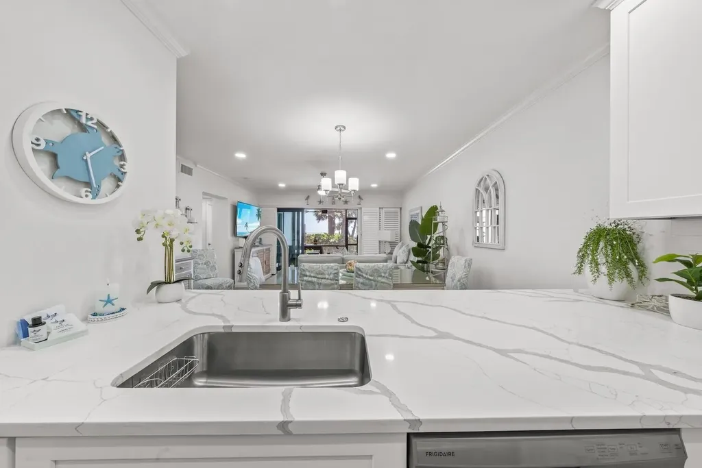 625 Nerita Street Sanibel FL 33957-6803