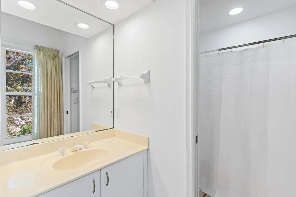 480 Las Tiendas Lane Sanibel FL 33957